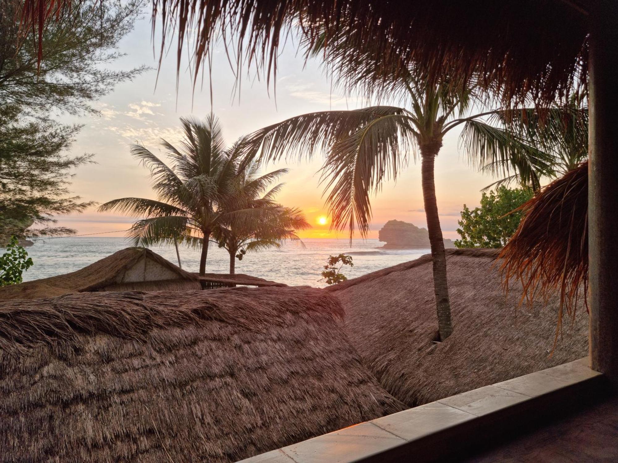 Istana Ombak Eco Resort Pacitan Exteriér fotografie