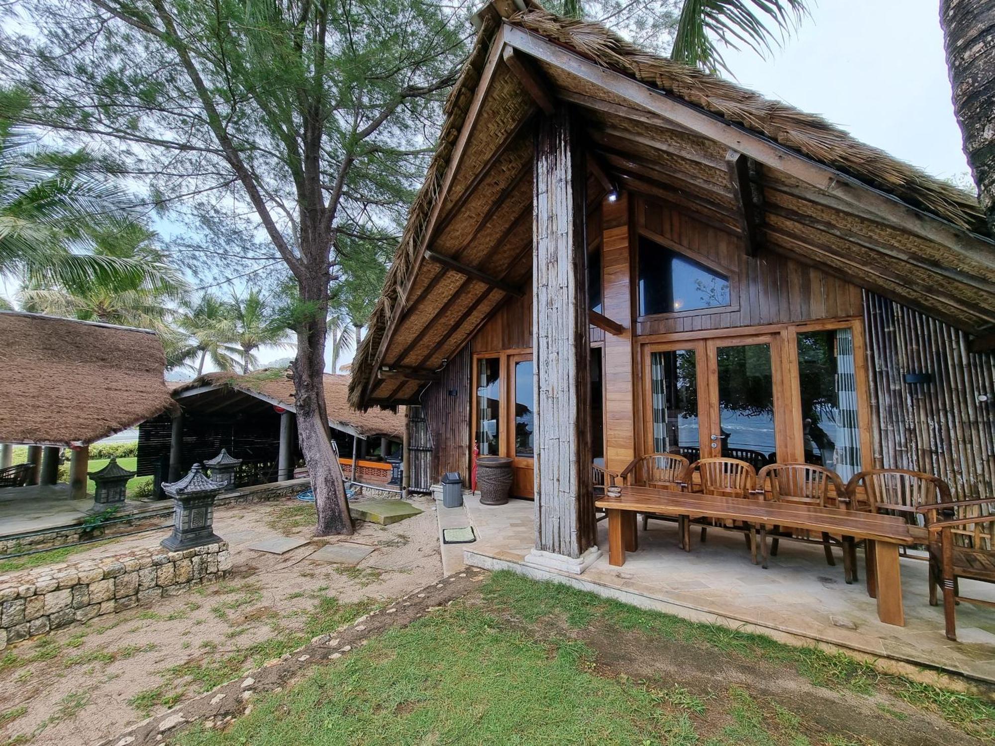 Istana Ombak Eco Resort Pacitan Exteriér fotografie