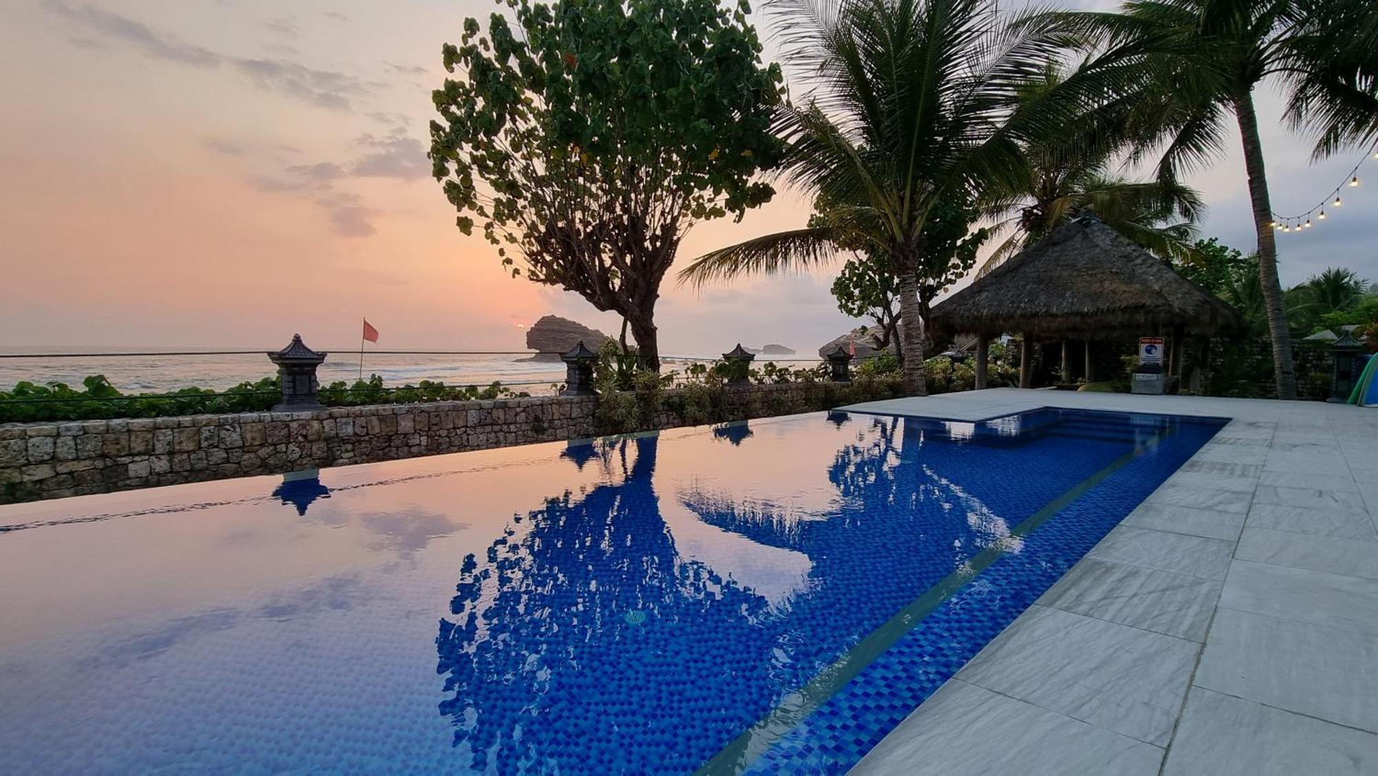 Istana Ombak Eco Resort Pacitan Exteriér fotografie