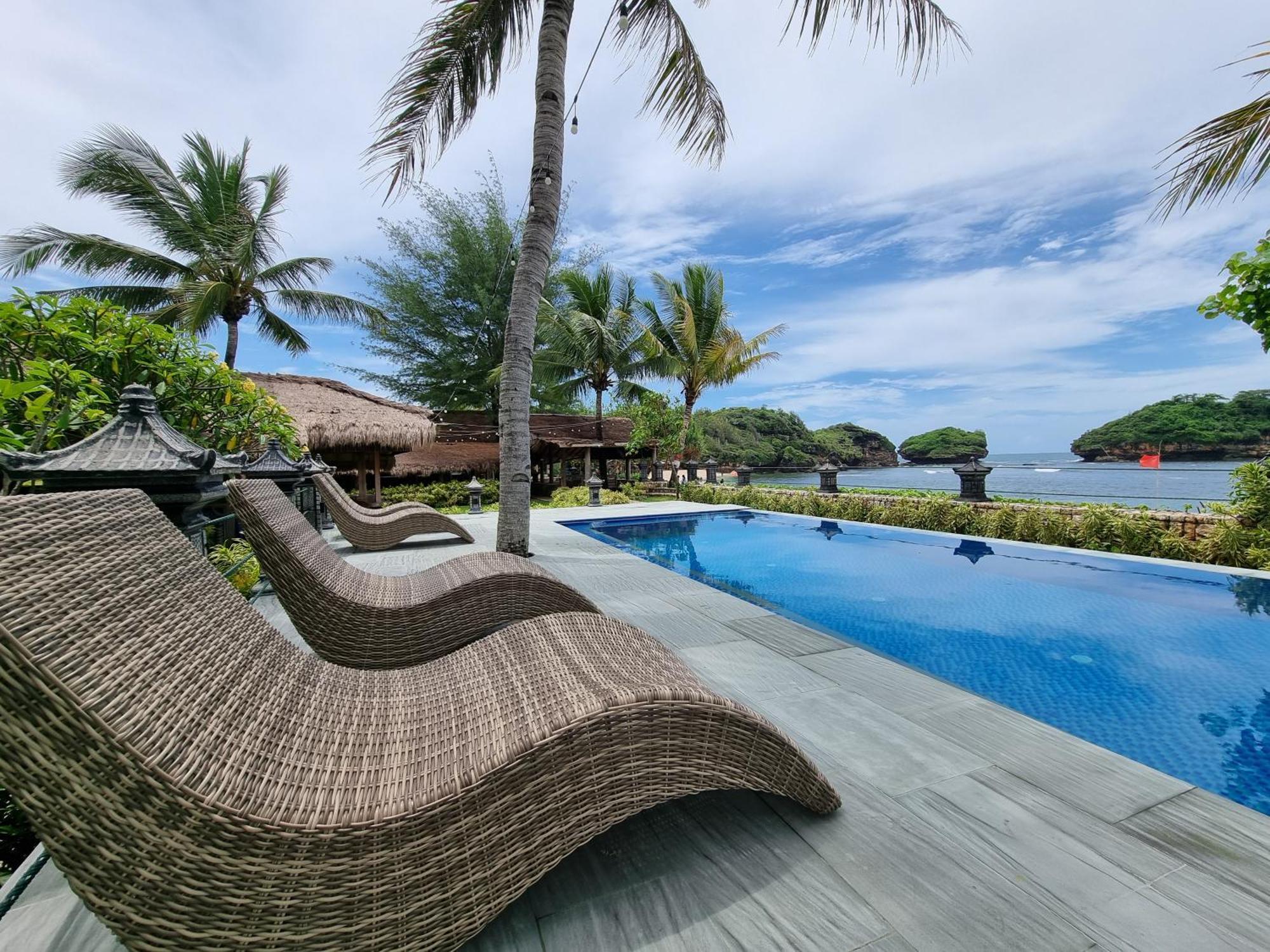Istana Ombak Eco Resort Pacitan Exteriér fotografie