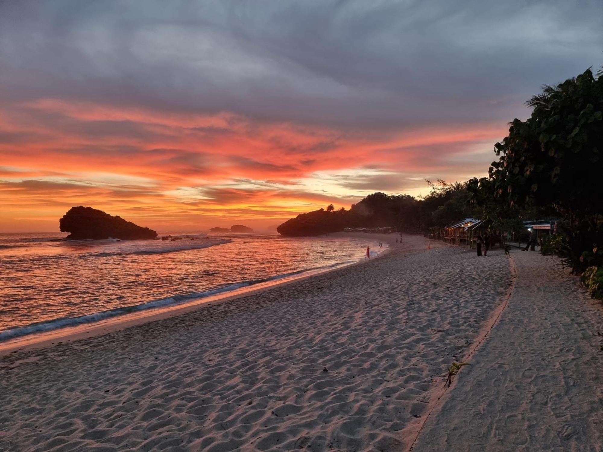 Istana Ombak Eco Resort Pacitan Exteriér fotografie